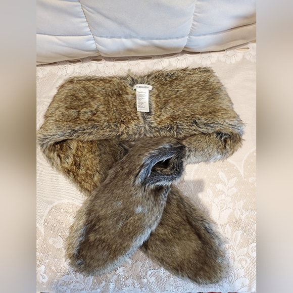 A Statement Faux Fur Scarf - Picture 2 of 3